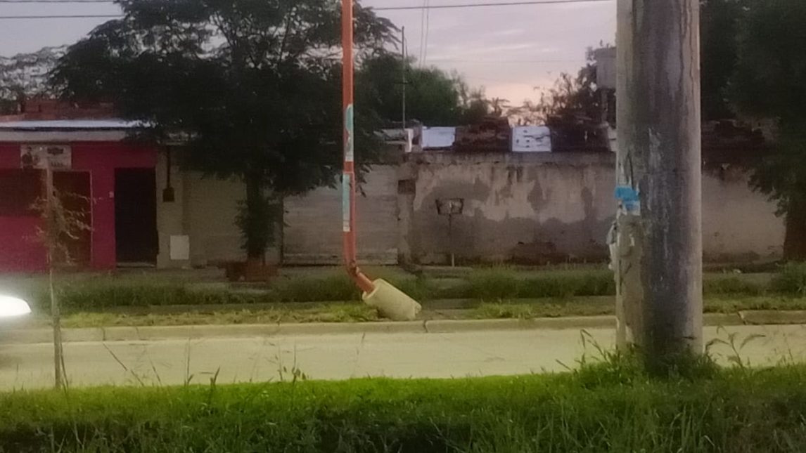 “Lo chocaron hace casi dos años”: Transeúntes y conductores temen caída de un poste