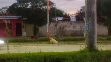 “Lo chocaron hace casi dos años”: Transeúntes y conductores temen caída de un poste