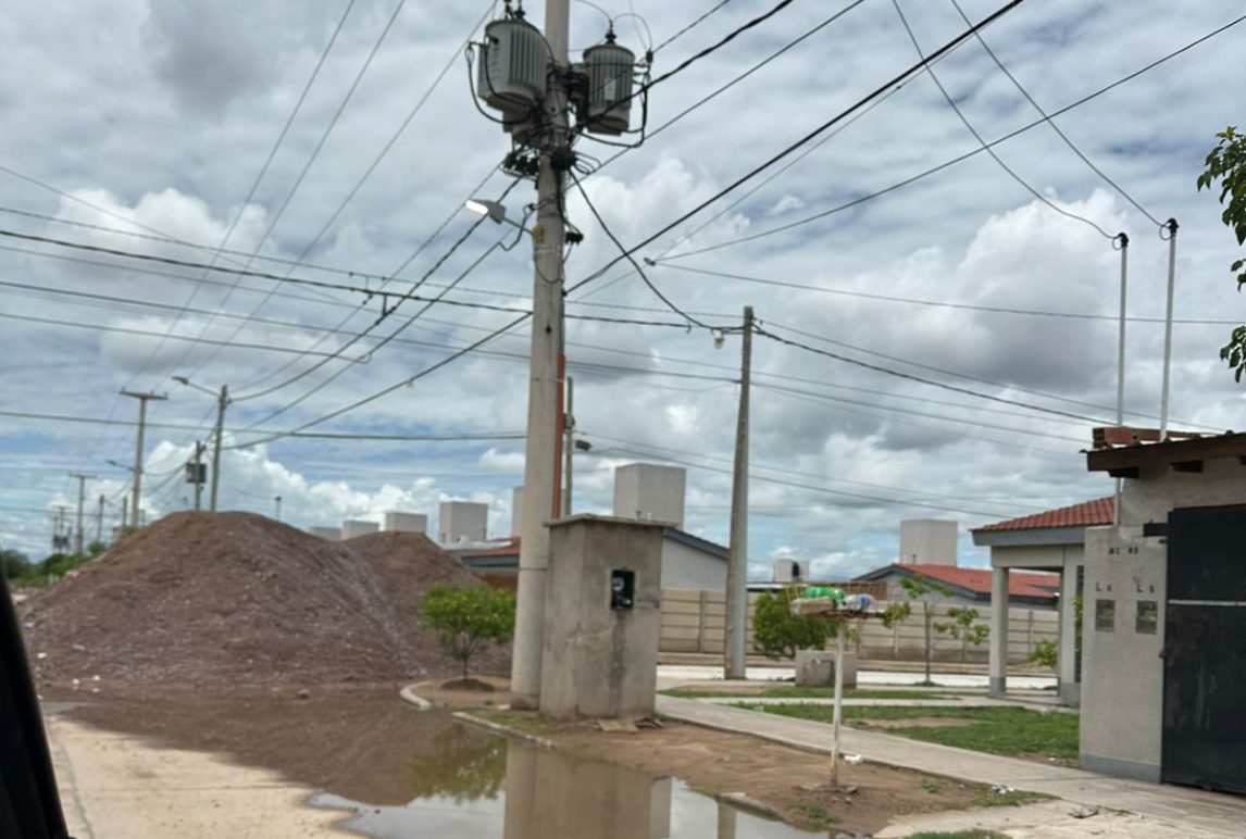 A oscuras y tapados de bichos: vecinos del barrio Villa del Carmen denuncian más de un mes sin alumbrado público