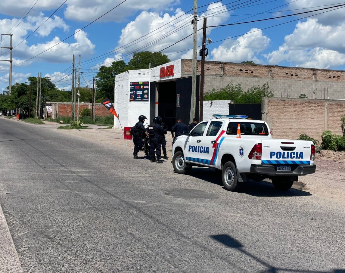 VIDEO | Insólito accidente entre una moto y una bicicleta en calle Solís
