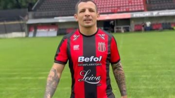 Insólito: Vecchio firmó su contrato con Unión Española en una playa y selló su tercer ciclo en el club