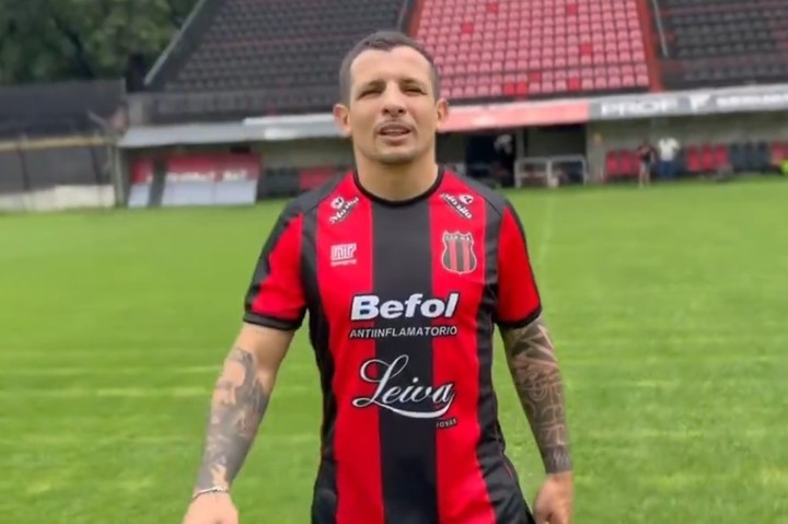 Insólito: Vecchio firmó su contrato con Unión Española en una playa y selló su tercer ciclo en el club