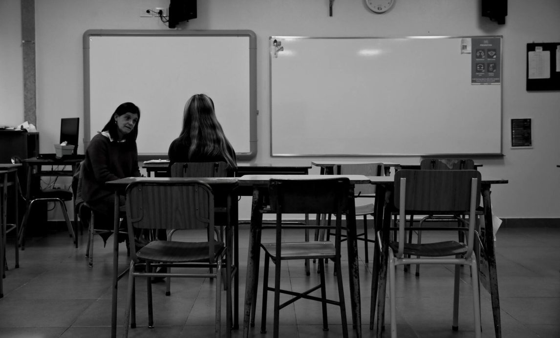 Estudiante contó que dos compañeros la siguieron al baño de la escuela y abusaron de ella