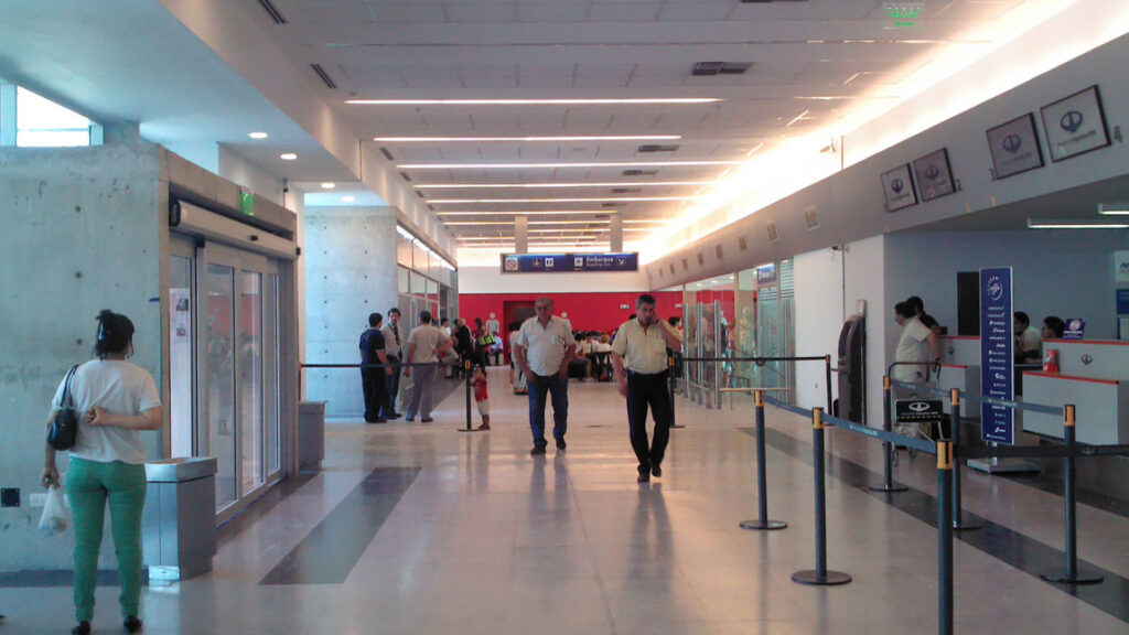 Paro de controladores aéreos en Santiago: Retrasan el vuelo de 72 pasajeros de Aerolíneas