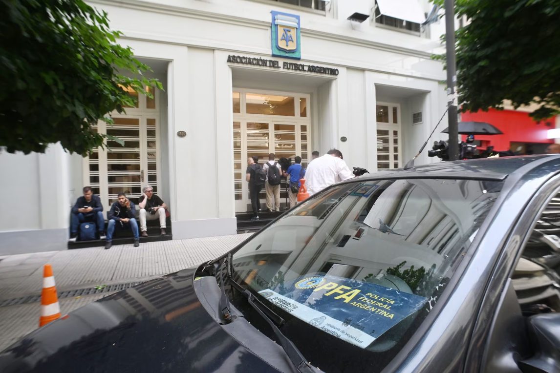 Esta es la guerra de jueces que estaría detrás de los allanamientos a la AFA y 17 clubes