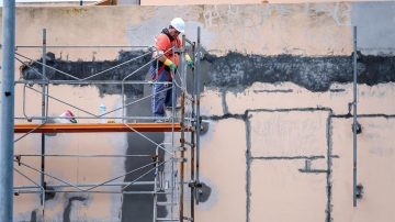 Un obrero se precipitó de un andamio y generó alarma en el barrio La Católica