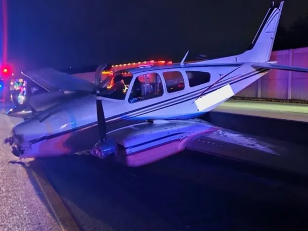 VIDEO. Una avioneta cayó sobre un auto durante un aterrizaje de emergencia en Florida