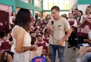 Una propuesta de matrimonio en un acto escolar terminó con una respuesta inesperada y se volvió viral
