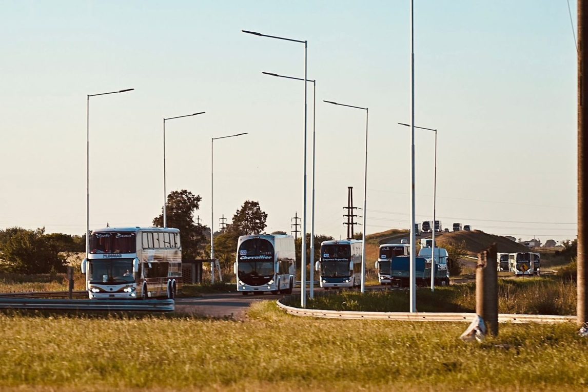 A los que criticaban desde un escritorio: los micros con hinchas de Estudiantes viajan igual