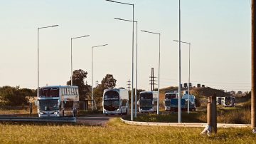 A los que criticaban desde un escritorio: los micros con hinchas de Estudiantes viajan igual