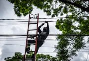 B° 750 Viviendas: Un trabajador colocaba cables y cayó de la escalera