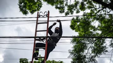 B° 750 Viviendas: Un trabajador colocaba cables y cayó de la escalera