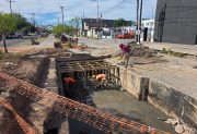 Trabajan en la reparación de un sector del desagüe pluvial de avenida Colón 