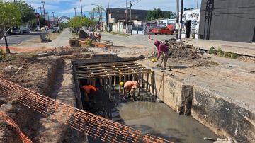 Trabajan en la reparación de un sector del desagüe pluvial de avenida Colón 