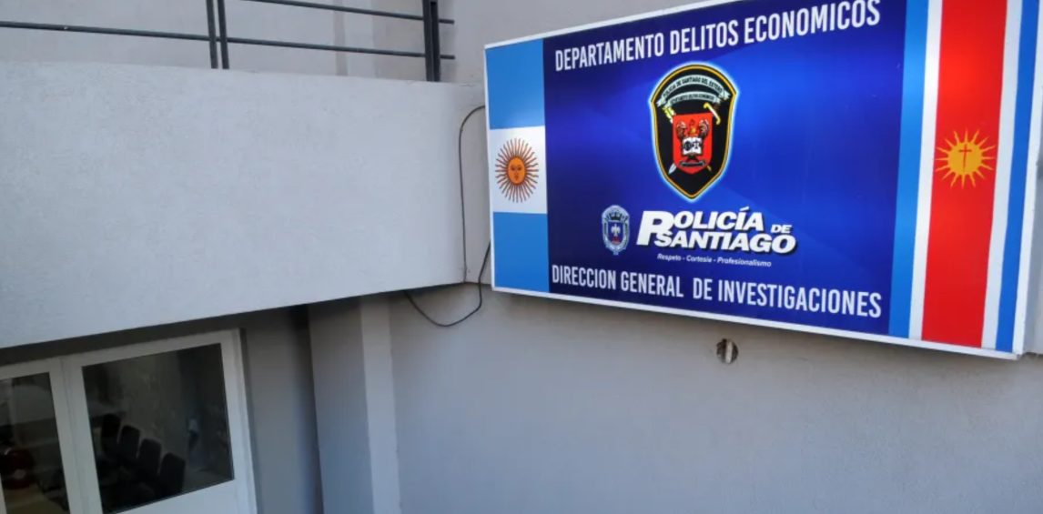 Los “pescaron” operando con tarjetas ajenas y les secuestraron 46 de débito más dinero