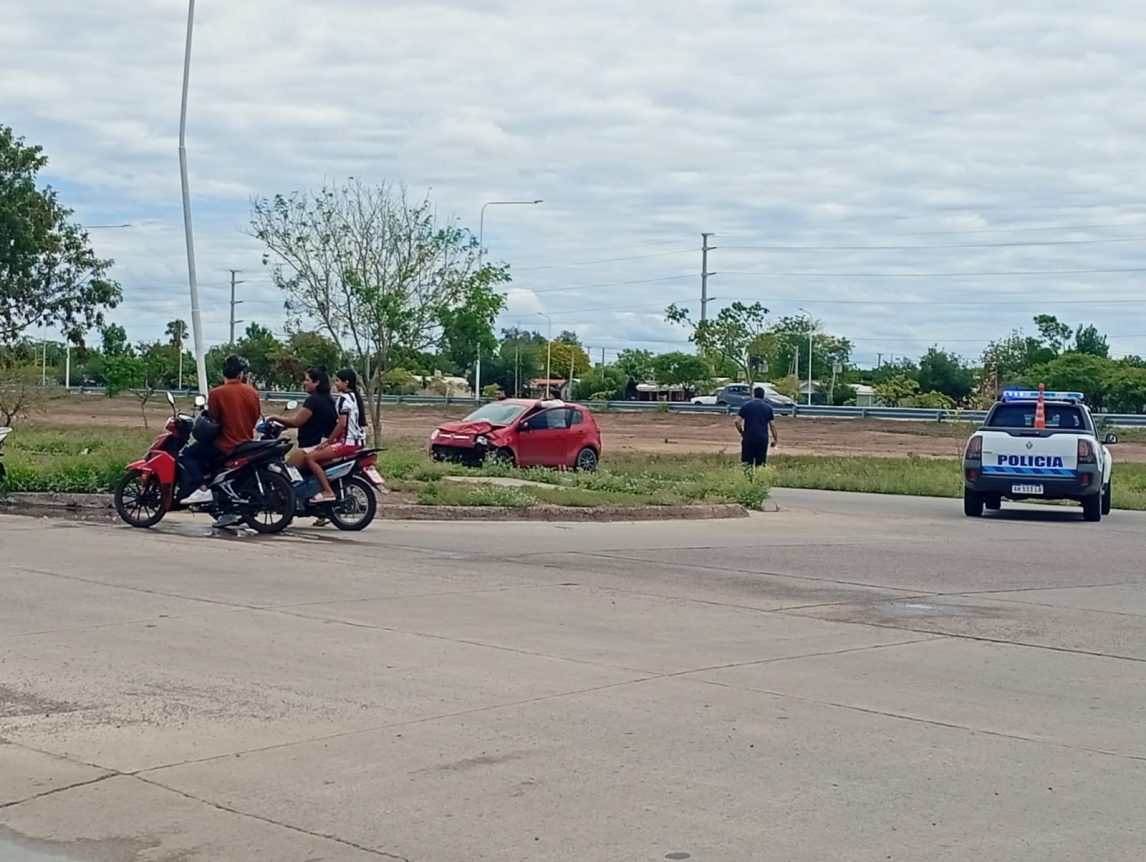 Un vehículo sufrió daños tras un siniestro vial en barrio Siglo 19