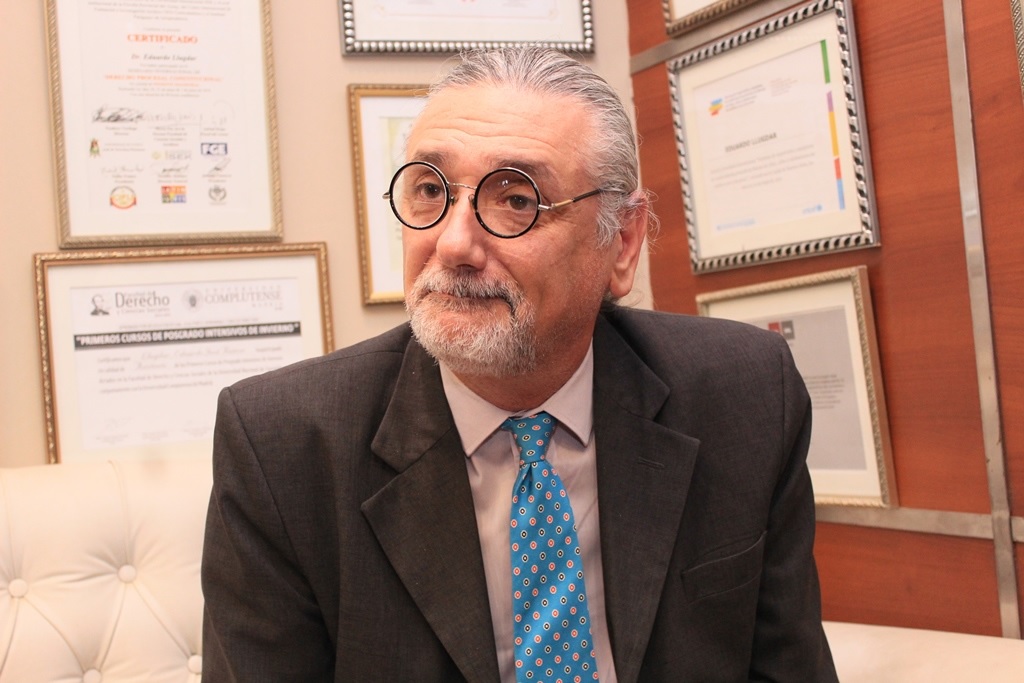 El Dr. Eduardo Llugdar fue distinguido como “Maestro Internacional Destacado 2025”