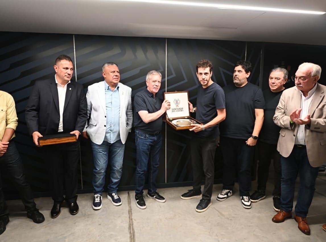 El Gobernador intercambió presentes durante la final entre Estudiantes y Racing