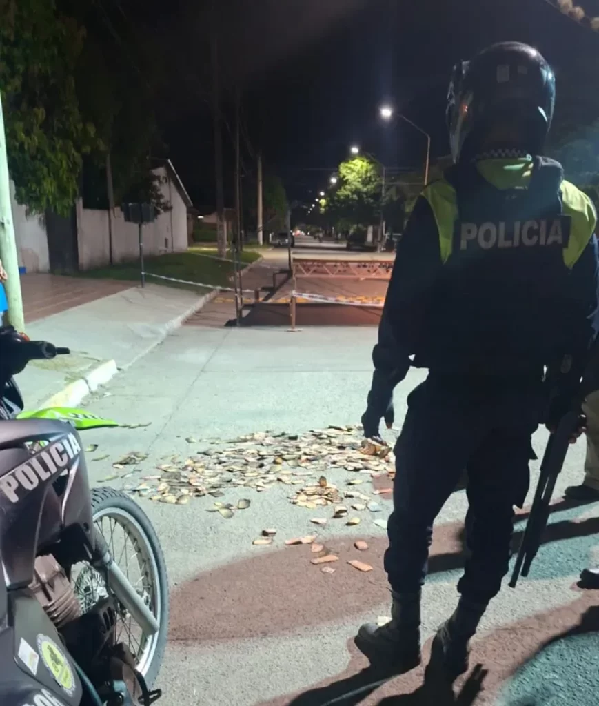 Misterio en Aguilares: hallaron una caja con dinero quemado frente a una iglesia