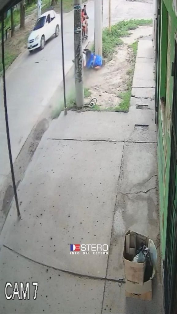 El milagro de Navidad: derrapó con su moto, chocó contra un poste y se salvó