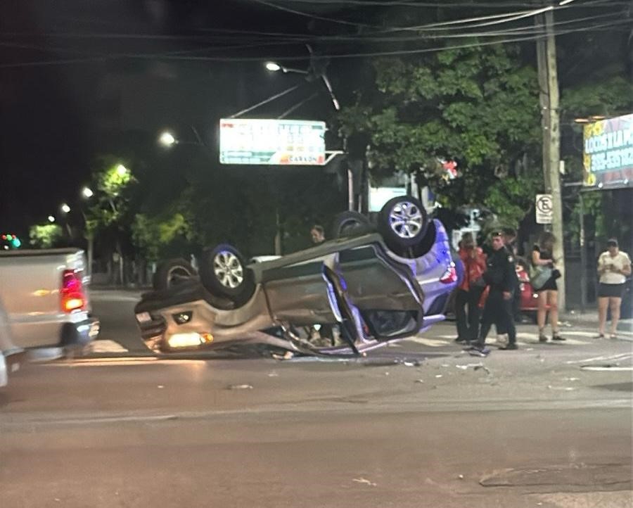 Siniestro vial en avenida Belgrano y Urquiza: dos personas trasladadas al hospital