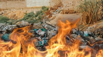 Quemaba basura y el fuego se esparció; los vecinos lograron sofocarlo