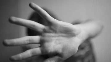 VIDEO | Brutal: Acusan a una mujer por golpear a sus hijos y luego “escrachar a los padres”