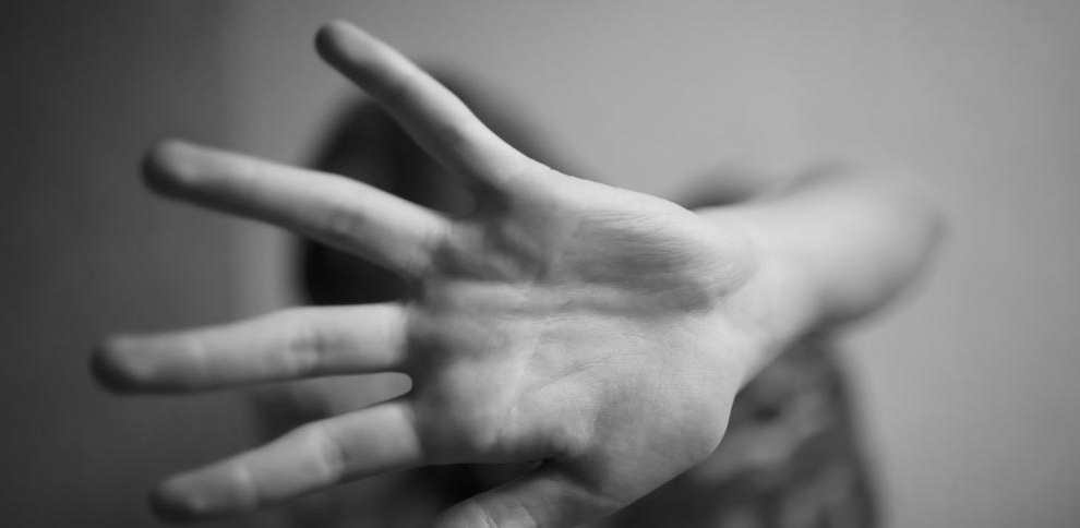 VIDEO | Brutal: Acusan a una mujer por golpear a sus hijos y luego “escrachar a los padres”