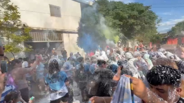 La alegría pudo más que la lluvia: los egresados de séptimo celebraron a pura batucada en el Beata Annunciata Cocchetti