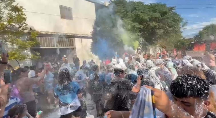 La alegría pudo más que la lluvia: los egresados de séptimo celebraron a pura batucada en el Beata Annunciata Cocchetti