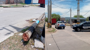 Un camión se “llevó puesto” el cableado y volteó tres postes: Vecinos quedaron sin luz e internet