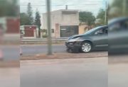 Un auto embistió por detrás a un motociclista en la Avenida Lugones