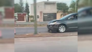 Un auto embistió por detrás a un motociclista en la Avenida Lugones