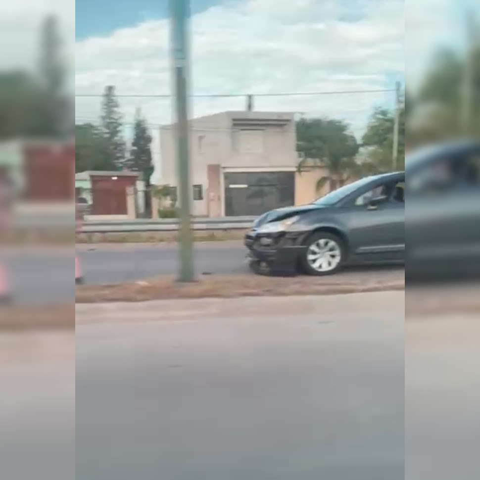 Un auto embistió por detrás a un motociclista en la Avenida Lugones