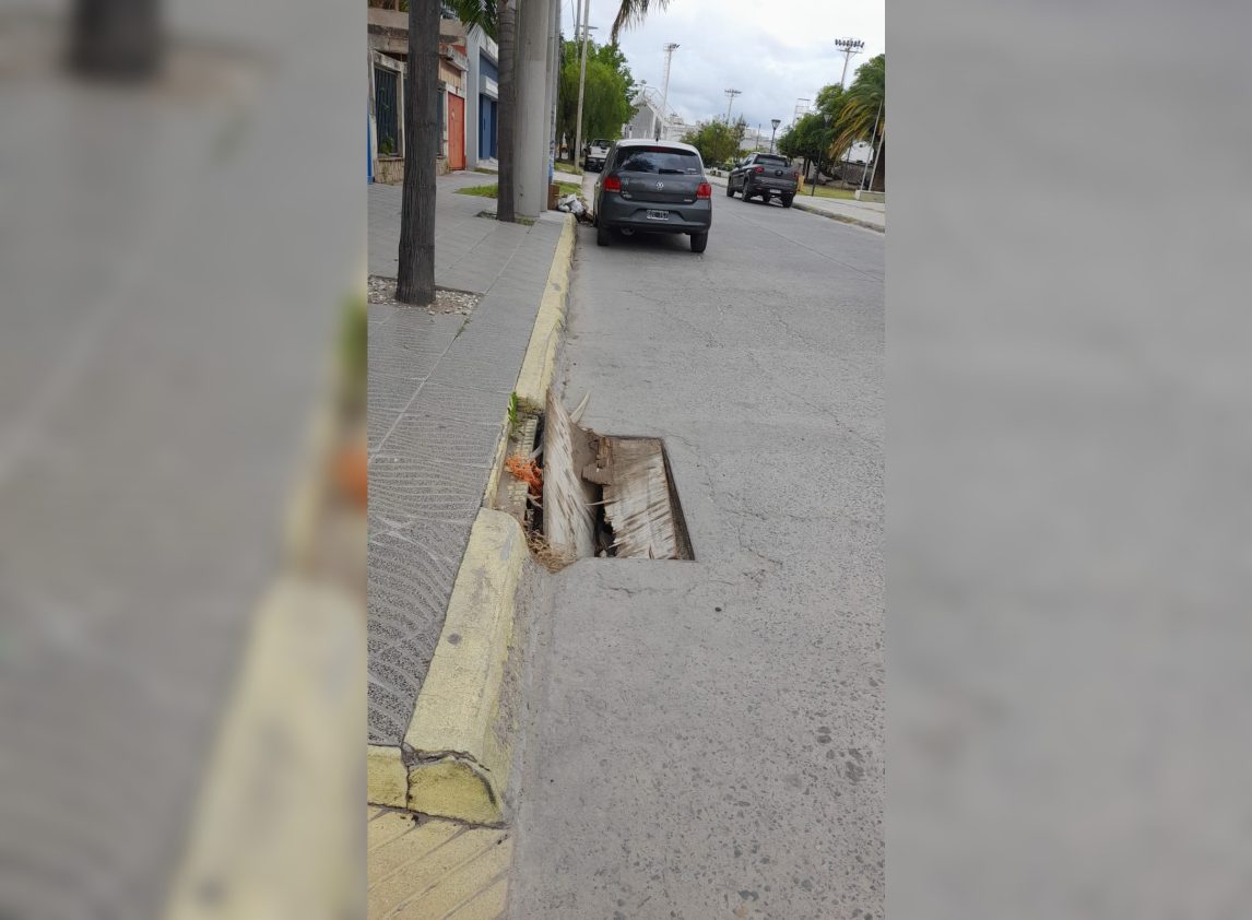 Vecinos de Av. Colón reclaman por un “cráter” que causó serios daños en vehículos