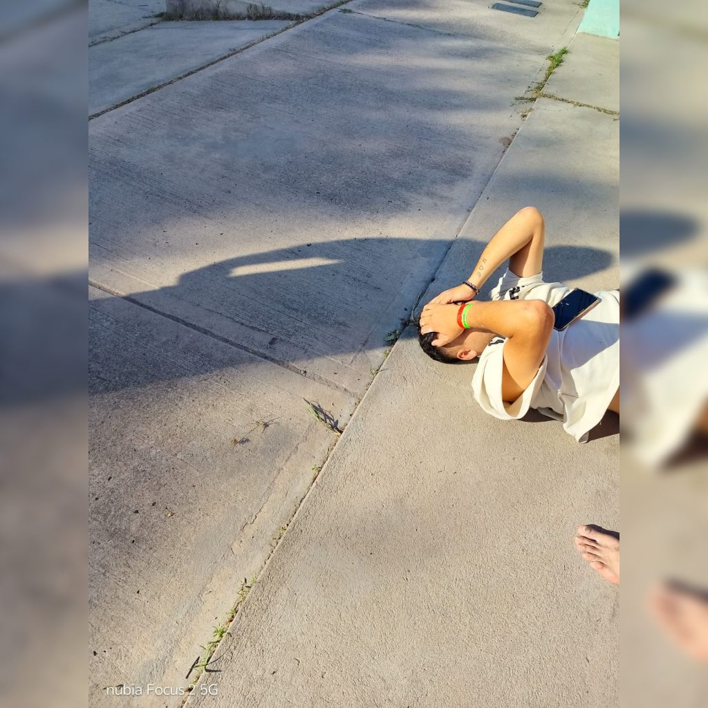 Motociclista dio la cabeza contra el suelo tras subir a la vereda