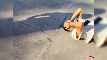 Motociclista dio la cabeza contra el suelo tras subir a la vereda