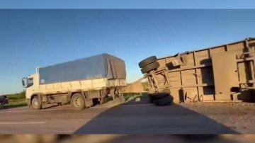 Un camión perdió la carga en un aparatoso vuelco