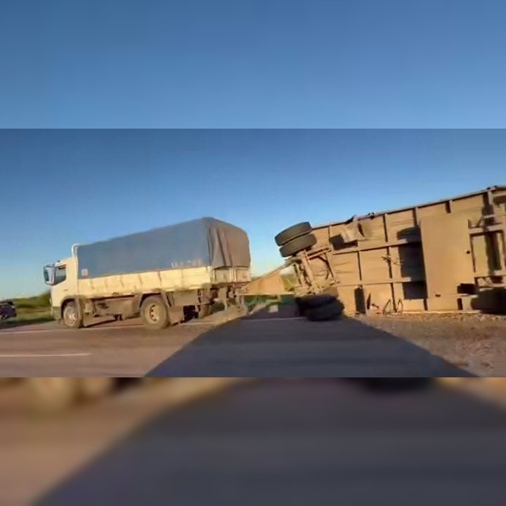 Un camión perdió la carga en un aparatoso vuelco