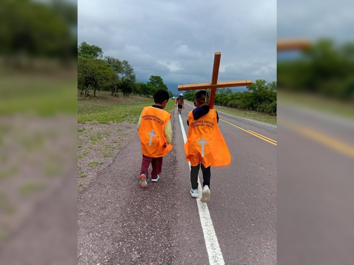 Pequeños peregrinos de “Nuestra Morenita del Valle” avanzan hacia Catamarca con profunda fe