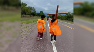 Pequeños peregrinos de “Nuestra Morenita del Valle” avanzan hacia Catamarca con profunda fe