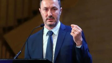 Luis Petri hizo oficial su renuncia como ministro de Defensa