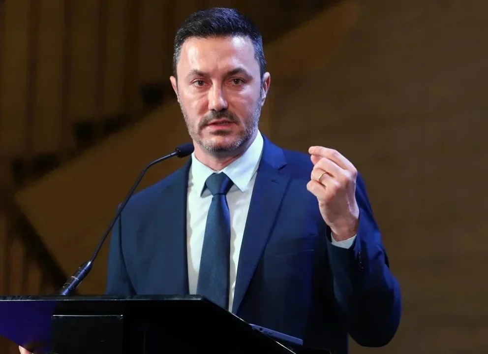 Luis Petri hizo oficial su renuncia como ministro de Defensa