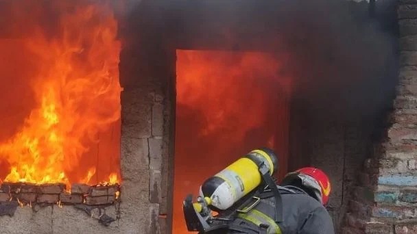 Un familia del barrio 8 de Abril quedó con lo puesto por el voraz incendio de su vivienda