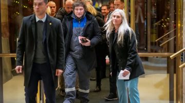 El presidente Javier Milei llegó a Oslo vestido con mameluco de YPF