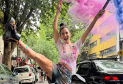 Silvina Escudero se recibió de locutora y celebró con una emotiva fiesta en la calle