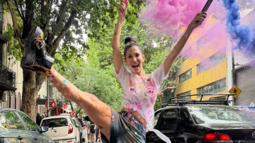Silvina Escudero se recibió de locutora y celebró con una emotiva fiesta en la calle