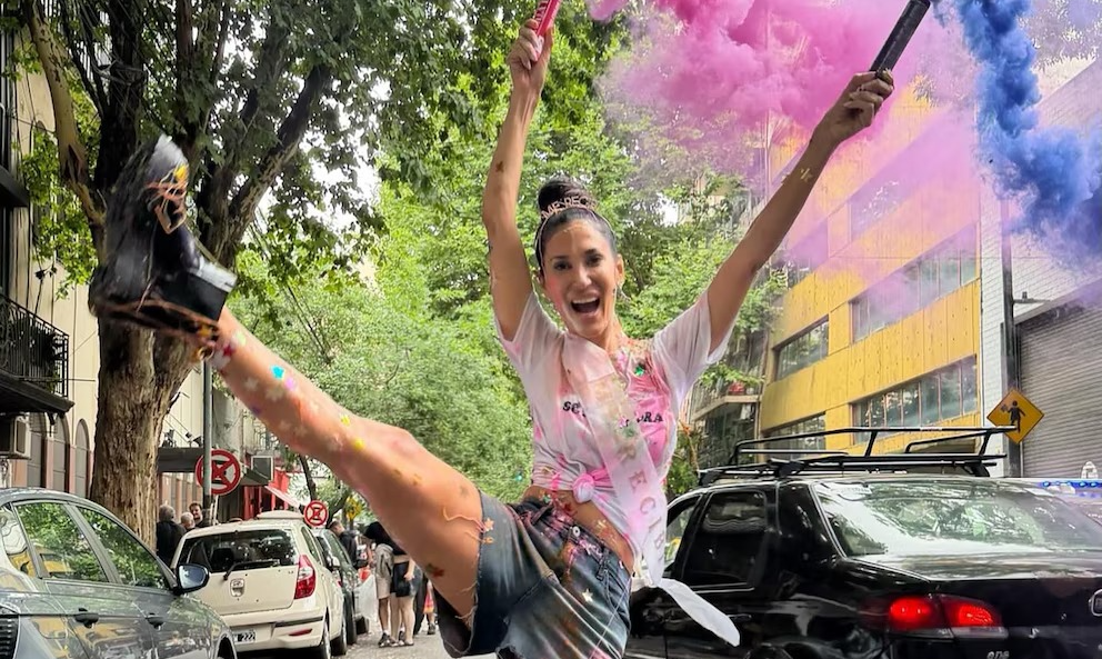 Silvina Escudero se recibió de locutora y celebró con una emotiva fiesta en la calle