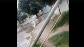 Un poste cayó sobre una tapia de una familia con un nene con parálisis cerebral que terminó muy asustado