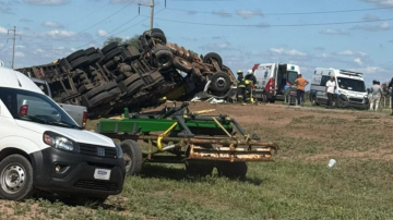 Violento vuelco de un camión con carga de rollos de papel higiénico: el chofer quedó atrapado